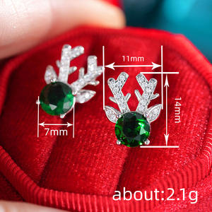 Orecchini a perno E3282 in oro bianco a forma di renna con cristalli verdi e strass incastonati a griffe, per l'uso quotidiano da donna - Product Image 6