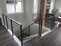 YL METAL Designs de rampes d'escalier à faible entretien en acier noir avec poteaux de câble métallique 2x2