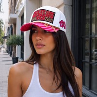 Gorra de Béisbol Bordada en 3D Personalizada al por Mayor, Gorra Snapback con Visera Rosa a Rayas, Adornos de Cadena Dorada y Parche con Estampado de Leopardo
