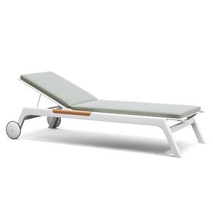 Chaise longue moderne d'extérieur pour jardin, <span class=keywords><strong>piscine</strong></span>, <span class=keywords><strong>plage</strong></span>, balcon, imperméable, protection solaire, en teck et métal, style ouvert, pour hôtels, zones ensoleillées - Product Image 1