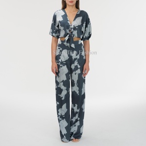 Pantalones de cintura alta con estampado de vaca de marca privada para mujer, personalizados, elásticos, con logo, conjuntos de pantalones y top corto para mujer - Product Image 1