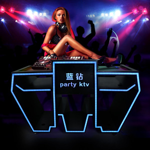 Cabine de DJ en forme de M avec éclairage LED et structure métallique pour spectacles sur scène - Product Image 4