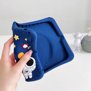 เคสแท็บเล็ตเด็ก 3D ลายการ์ตูนนักบินอวกาศสำหรับไอแพดซิลิโคนอ่อนนุ่มกันกระแทกพร้อมขาตั้งหมุนได้ 360 องศาสายสะพายไหล่ปรับได้ - Product Image 5