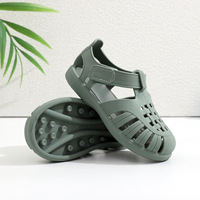 Nouvelles sandales d'été à bout fermé pour garçons et filles, chaussures de plage imperméables antidérapantes à semelle souple et ajourée pour bébés et enfants
