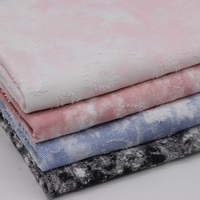Tissu en denim délavé à motif cœur tie-dye, textile imprimé élégant pour la confection de jeans, sacs à main, sacs, bagages et textiles de maison