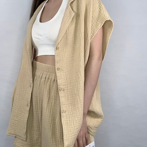 ชุดเซ็ตสองชิ้น เสื้อเปิดไหล่สีพื้นแฟชั่นใหม่สำหรับผู้หญิง OEM พร้อมกางเกงขาสั้นหลวมสบายๆ สไตล์ลำลอง - Product Image 2