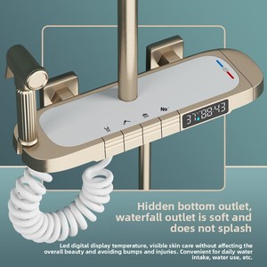 Ensemble de douche carré à affichage numérique, finition or brossé, avec douche pluie domestique, robinets thermostatiques et barre coulissante murale - Product Image 4
