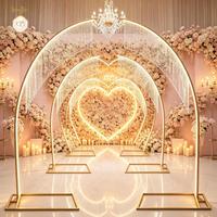 Structure Métallique Dorée Chic Multi-Arcs pour Allée de Mariage avec Rideau de Cristaux et Éclairage LED pour Composition Florale de Mariage
