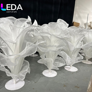 Fleur géante en organza blanc faite à la main, autoportante, pour décoration d'allée de mariage et de scène, grande fleur en tissu transparent pour événement - Product Image 3