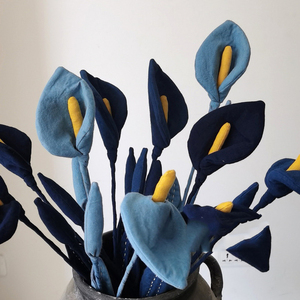 Fleur artificielle en tissu Calla Lily bleue, faite à la main, pour arrangement floral domestique - Product Image 2