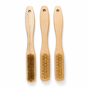 Brosse de nettoyage en bois de hêtre laqué à poils rigides blanchis avec boucle de suspension pour chaussures et bijoux – Vente en gros - Product Image 1