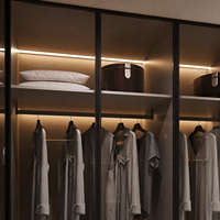 Système de dressing autoportant moderne sur mesure avec portes vitrées, cadre métallique, éclairage LED et îlot en marbre pour dressing et salon