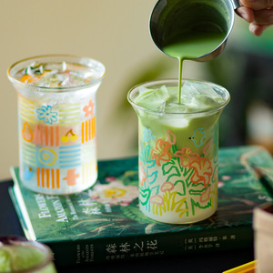 Vasos de Vidrio de Boca Abierta Serie Painter, Resistentes a Altas Temperaturas, Ilustrados y Pintados a Mano, para Café, Jugo, Leche, Agua, Cerveza - Product Image 1