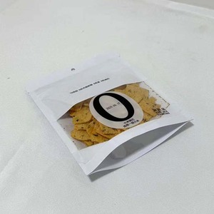 Tùy chỉnh in giấy kraft trắng bao bì Snack Túi giòn chip tự đứng túi dây kéo với cửa sổ trong suốt, lỗ treo - Product Image 4