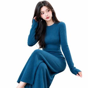Robe pull midi en maille vert sarcelle pour femme, manches longues, col rond, coupe fourreau, style minimaliste, couleur unie, pour l'automne - Product Image 1