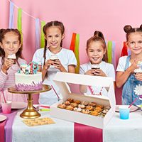 Boîtes à cupcakes blanches avec fenêtre, lot de 24, boîtes à biscuits grandes format à ouverture automatique, contenants à cupcakes avec autocollants de remerciement