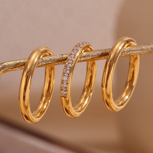 Ensemble de bagues classiques empilables demi-éternité pavées de zircons clairs, en acier inoxydable plaqué or 18 carats, avec dôme uni - Product Image 1