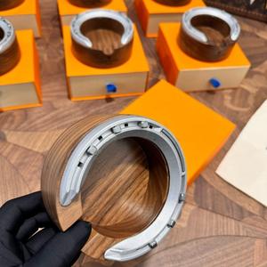 Cenicero sin Humo de Nogal Importado, Estilo Americano de una Pieza, con Logotipo Personalizado, para Uso Doméstico, en Caja de Regalo, de Guangdong, China - Product Image 1