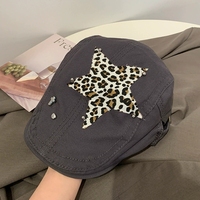 Casquette Newsboy Rétro Kaki Y2K Unisexe à Imprimé Léopard avec Patch Étoile et Rivets, Réglable, pour Usage Quotidien et Performance