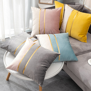 Ensemble de 2 coussins décoratifs Aodu en velours, coussins lombaires carrés gris crème or pour canapé, vente en gros d'usine - Product Image 3