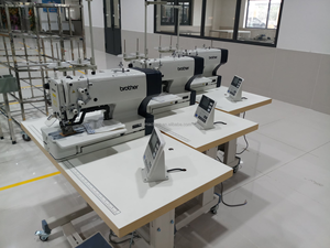 Máquina de Coser Industrial Electrónica Computarizada de Segunda Mano NEXIO HE-800C para Ojales Rectos, Maquinaria para Prendas de Vestir - Product Image 2