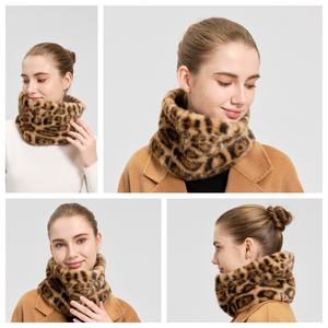 Sciarpa Corta Invernale da Donna in Ecopelliccia con Colletto in Pelliccia, Stampa Leopardata, Accessorio Moda Casual Ecologico - Product Image 4