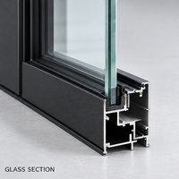 Portes à charnières en aluminium avec grandes surfaces vitrées, dimensions personnalisées pour les complexes hôteliers de plage, les villas de luxe et les projets de propriétés côtières