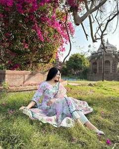 Ensemble de costume lourd de qualité standard avec pantalon assorti et dupatta en dentelle pour des occasions spéciales - Product Image 4