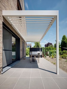 Pergola en aluminium anodisé pour couloir extérieur, connectant deux bâtiments, avec poteaux partagés - Product Image 4