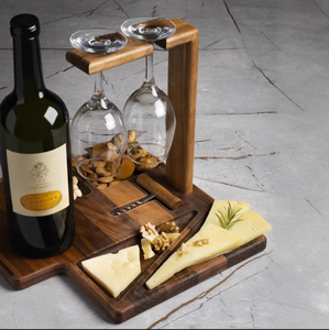 Planche à fromage en bois gravée sur mesure avec porte-bouteilles, ensemble de service pour charcuterie, cadeau haut de gamme pour l'inauguration d'une maison, un mariage et les amateurs de vin - Product Image 2