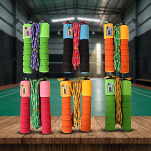 Corde à sauter réglable avec compteur numérique et poignées en mousse pour l'entraînement physique des enfants et la gym - Product Image 2