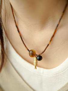 สร้อยคอโชคเกอร์ประดับลูกปัดไทเกอร์อายจาก <span class=keywords><strong>JoJo</strong></span> Jewelry พร้อมหินธรรมชาติและจี้รูปปลาเคลือบทอง 14K ปรับขนาดได้ เหมาะสำหรับงานปาร์ตี้สไตล์โบโฮ - Product Image 5