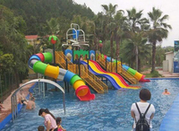 Toboggan aquatique côté piscine grand monde de jeu aquatique pour enfants favoriser le travail d'équipe créativité beaucoup de plaisir actif