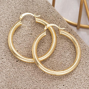 Orecchini a cerchio dorati da donna, stile classico, da indossare tutti i giorni, gioielli in oro, orecchini raffinati, design testurizzato di grandi dimensioni - Product Image 5