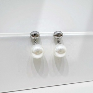 Boucles d'oreilles minimalistes d'été en argent sterling 925 plaqué or 14 carats, faites à la main, avec nœud délicat et perle baroque pour femme. - Product Image 4