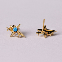 SubtleGlam Boucles d'oreilles clous géométriques tendance en argent sterling plaqué or avec opale naturelle, cadeau unisexe
