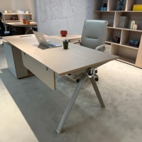 Bureau de direction moderne avec pieds argentés inclinés, meuble de rangement et ensemble d'armoires murales assorties pour une suite de bureau complète