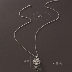 Collar con colgante de calavera de acero inoxidable con piedra preciosa de ojo rojo y cadena de aleación para hombre, estilo hip hop, color plata antigua. - Product Image 2