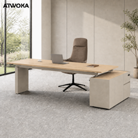Bureau de direction ATWOKA avec plateau en mélamine chêne, armoire latérale verrouillable, panneau de gestion des câbles et pieds pour bureau de direction