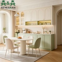 Buffet de cuisine sur mesure avec portes cintrées crème, base Shaker vert sauge et étagère à niche ouverte avec éclairage LED