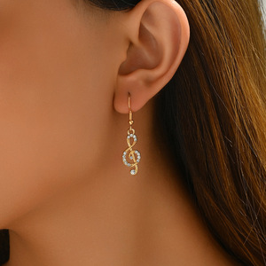 Boucles d'oreilles en strass étincelants, élégantes, luxueuses et uniques ; note de musique asymétrique géométrique minimaliste en strass - Product Image 2