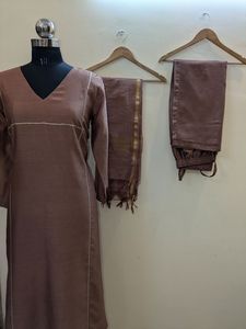 Ensemble assorti Kurta et pantalon Chanderi avec dupatta en organza et bordure Zari – Tenue traditionnelle pour femme pour les fêtes et les occasions - Product Image 3