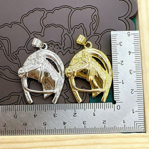 CZ9318 Colgante de Plata Chapado en Oro de 18k con Circonitas Cúbicas, Diseño de Herradura y Cabeza de Caballo de la Suerte - Product Image 6