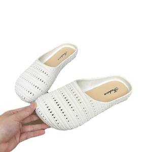 Chaussons d'extérieur chauds en peluche double couche à semelle épaisse avec perles décoratives, couleurs mélangées, pour femme, collection automne-hiver - Product Image 1