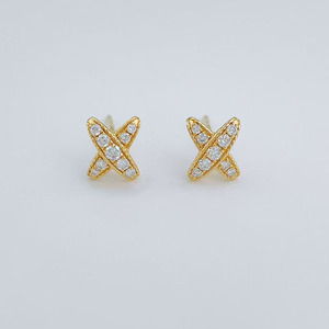 Boucles <span class=keywords><strong>d</strong></span>'oreilles minimalistes en or jaune 18 carats avec petits diamants en forme de X, diamants de laboratoire, à clous magnétiques et dos plat - Product Image 5