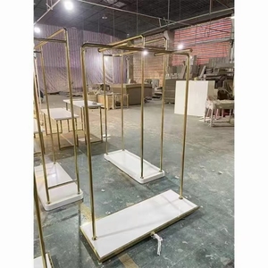 Elegante e Raffinato Espositore in Metallo Oro Rosa per Negozi di Abbigliamento, Arredamento per Esposizione Vestiti, Scaffale Espositivo Dorato - Product Image 5
