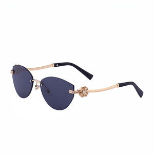 แว่นกันแดดทรงแคทอายไร้กรอบสำหรับผู้หญิง ป้องกันรังสียูวี 400 เลนส์พีซี ขาแว่นสีทอง ประดับด้วยคริสตัล ดีไซน์แฟชั่น - Product Image 5