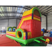 Château gonflable arc-en-ciel combiné avec toboggan et tunnel d'escalade pour enfants, avec souffleur, pour fêtes en extérieur dans le jardin