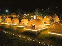 Tente de glamping de luxe en toile imperméable en forme de voile pour hôtel, safari et camping-resort