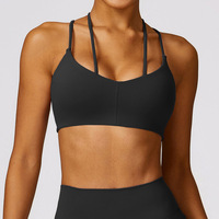 Soutien-gorge de yoga halter éco-responsable en tissu recyclé à séchage rapide, haute maintenante, avec logo frontal et design élégant au dos, idéal pour la course et le fitness
